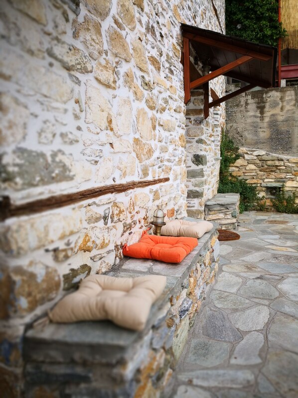 Exterior detail - Effrosini Stonehouse Portaria (Volos)