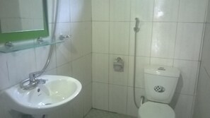 Single Room | Bathroom | Shower, slippers, towels - Hoang Chuyen Homestay (Ba Be)