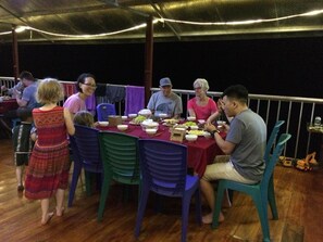 Family dining - Hoang Chuyen Homestay (Ba Be)