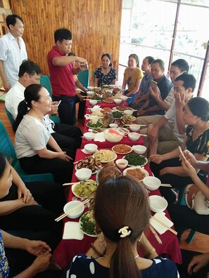 Family dining - Hoang Chuyen Homestay (Ba Be)