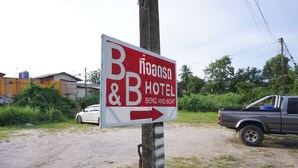 Señal para B&B Hotel con una flecha direccional.