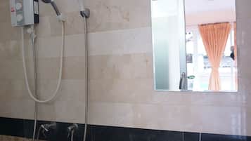 Standard Room | Bathroom | Shower, free toiletries, hair dryer