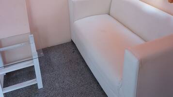 Chambre Standard | Coin séjour | Télévision LCD