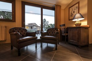 Deluxe Double or Twin Room | Living area