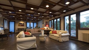Coin salon dans le hall