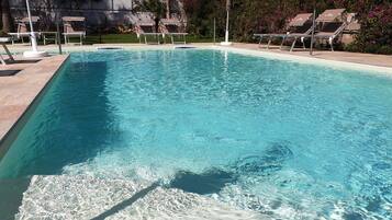 Sæsonbestemt udendørs pool