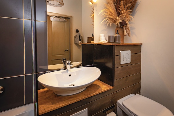 Deluxe Studio | Bathroom | Hair dryer, towels, shampoo, toilet paper