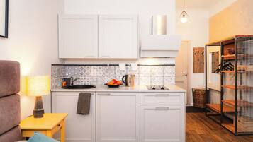 Studio | Private kitchen | Fridge, stovetop, electric kettle, cookware/dishes/utensils