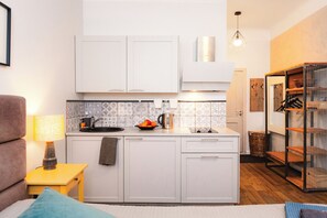 Studio | Private kitchen | Fridge, stovetop, electric kettle, cookware/dishes/utensils - Baltic Design Apartments with free parking and self check-in (Riga)