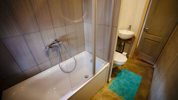 Design apartment 12.1 | Bathroom | Hair dryer, towels, shampoo, toilet paper