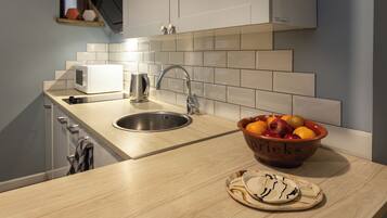 Superior apartment | Essbereich im Zimmer