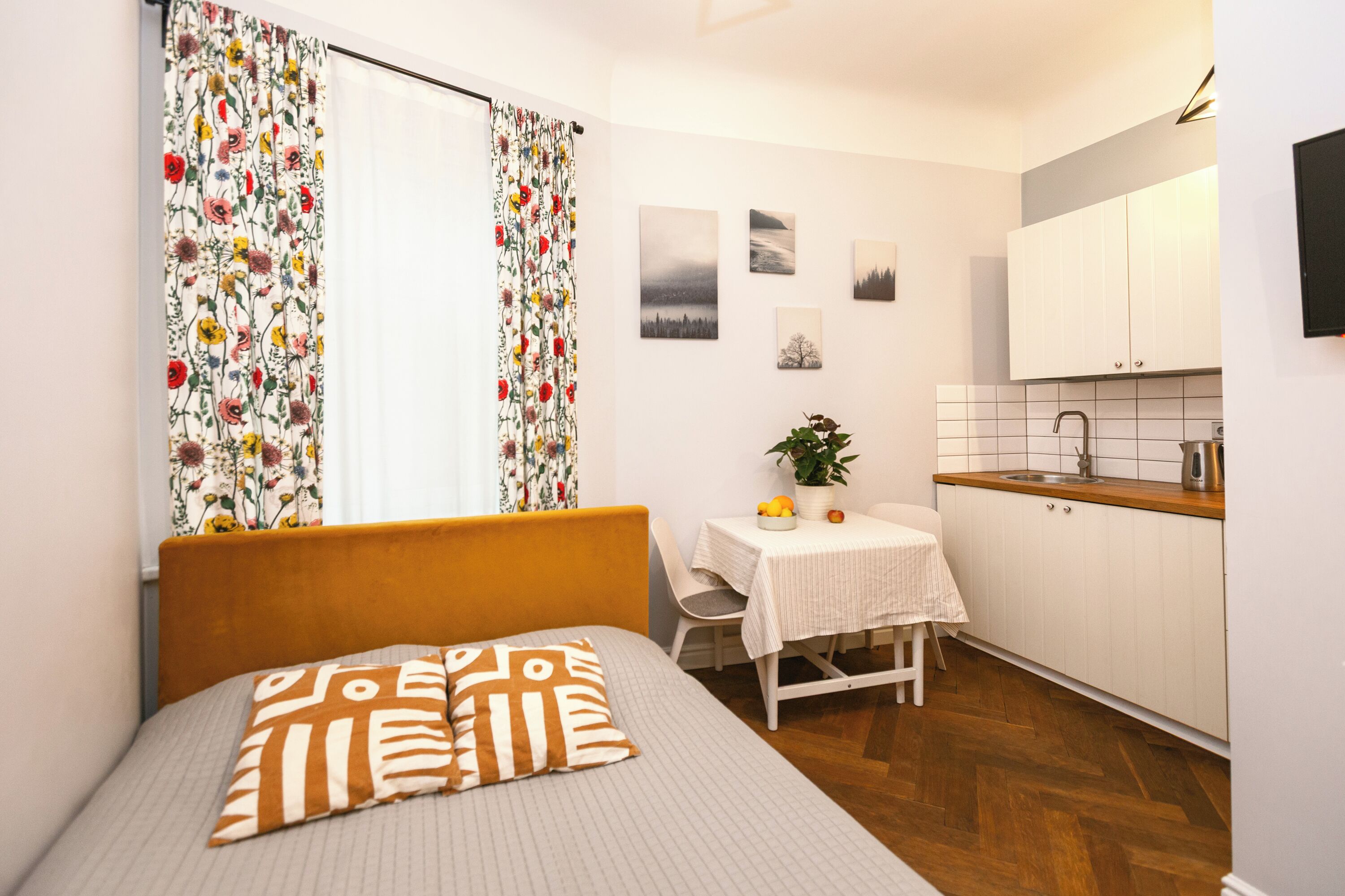 Studio | In-room safe, desk, laptop workspace, soundproofing