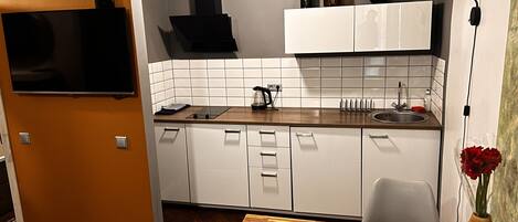 Deluxe Studio 11.2 | Yksityinen keittiö | Jääkaappi, liesi