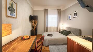 Studio | In-room safe, desk, laptop workspace, soundproofing