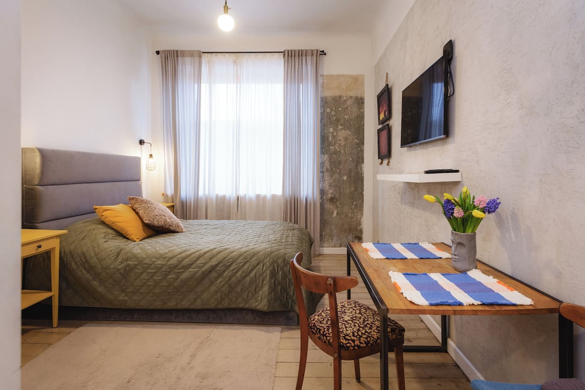 Studio White apartment 11.3 | Wohnbereich | LED-Fernseher