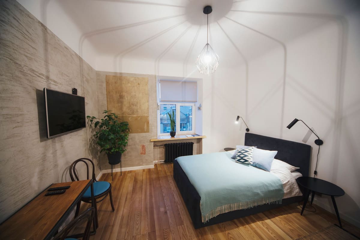 Deluxe apartment 11.5 | 客房內保險箱、書桌、筆電工作空間、隔音