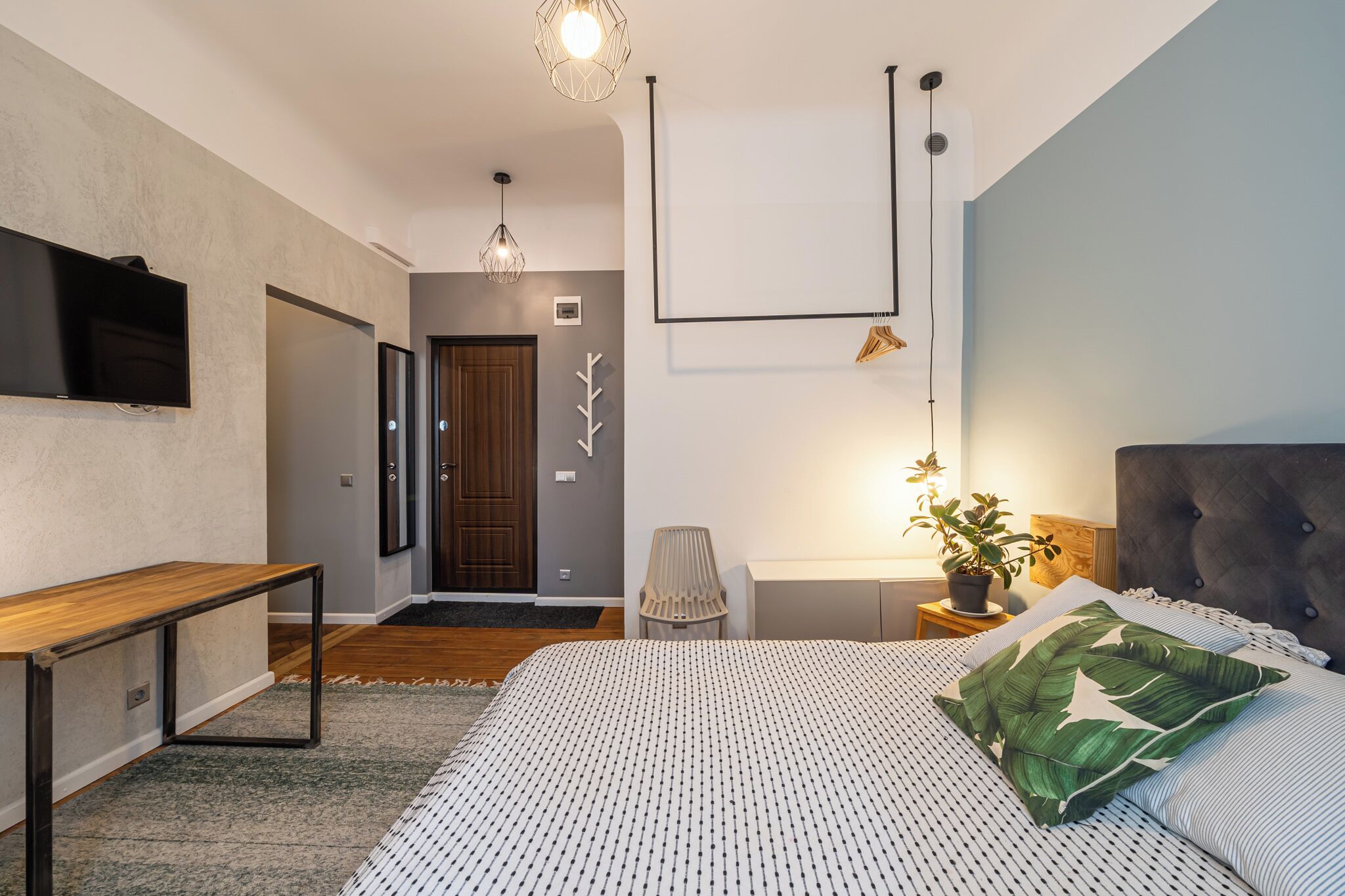 Sunny Studio | In-room safe, desk, laptop workspace, soundproofing