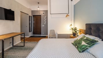 Sunny Studio | In-room safe, desk, laptop workspace, soundproofing