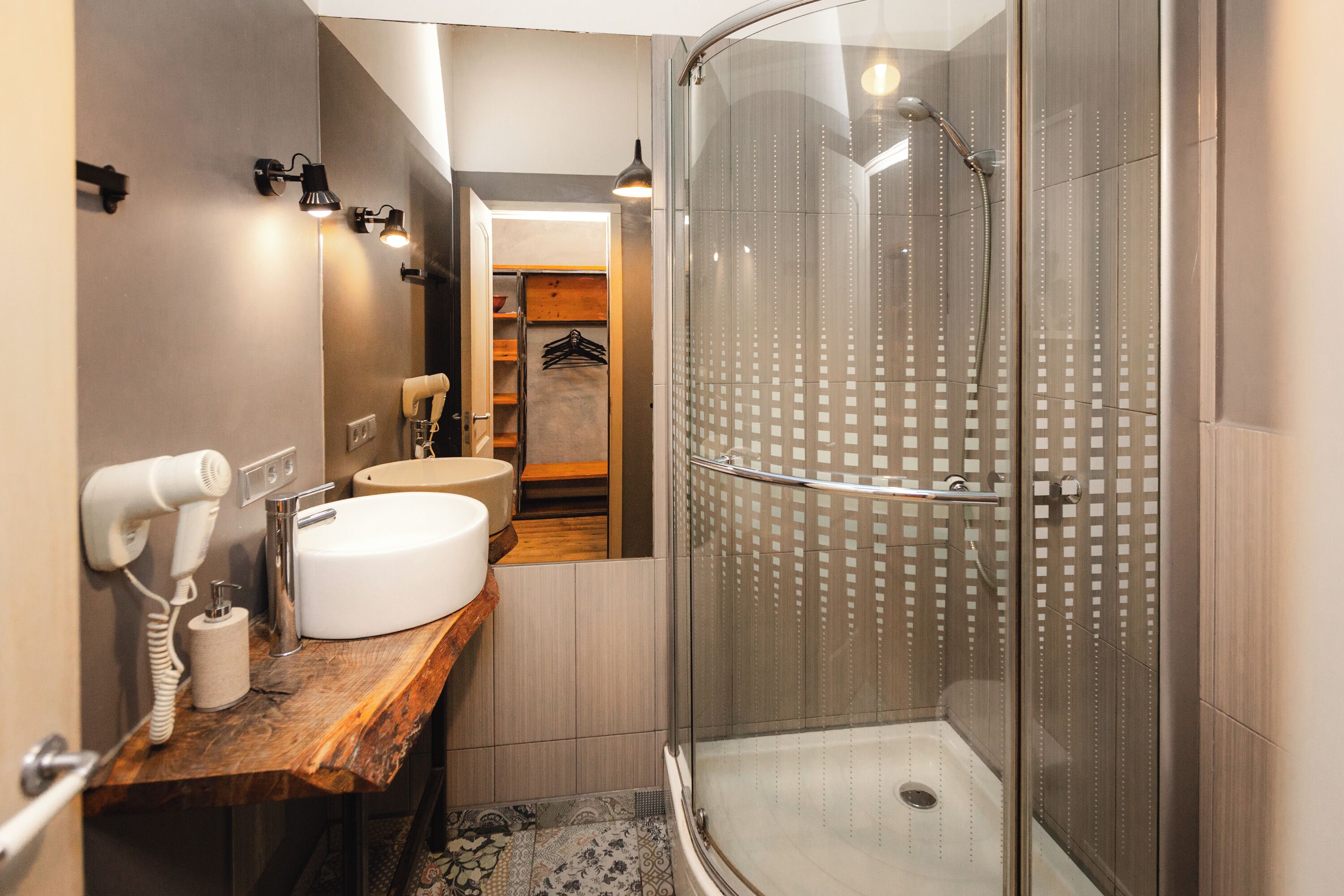 Studio | Bathroom | Hair dryer, towels, shampoo, toilet paper