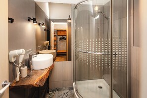 Studio | Bathroom | Hair dryer, towels, shampoo, toilet paper