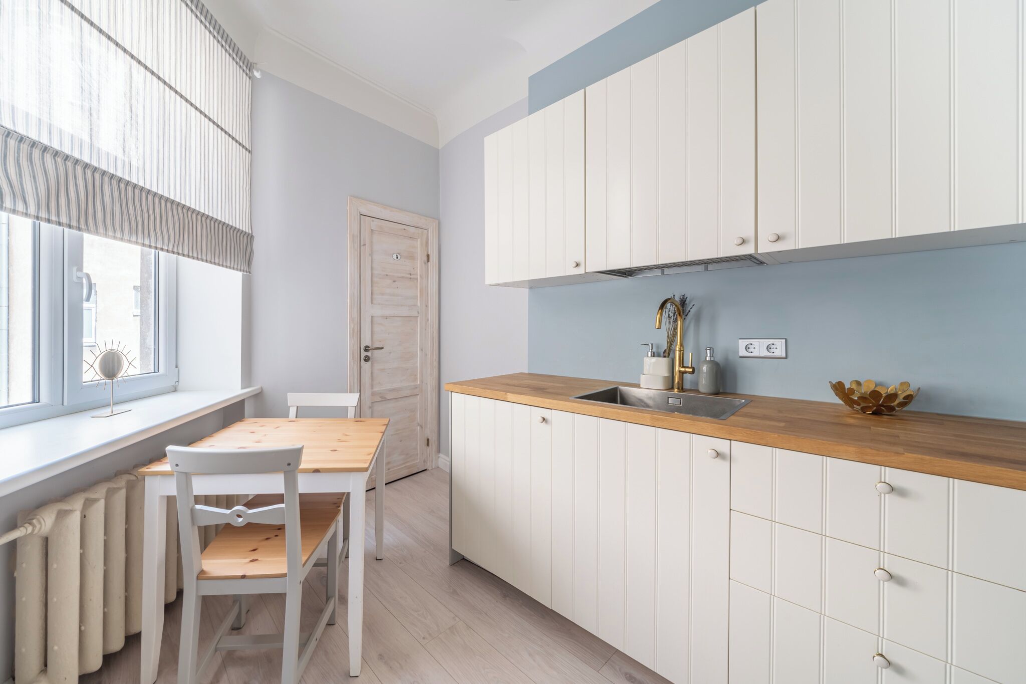 Deluxe Studio | Private kitchen | Fridge, stovetop