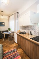 Luxury Studio | Cozinha americana privada | Geladeira, cooktop