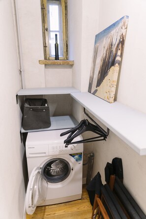 Secador de pelo, toallas, shampoo, papel higiénico