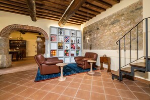 อพาร์ทเมนท์, ลานระเบียง, อาคารเสริม (I Cipressi ) | บริเวณนั่งเล่น | เตาผิง