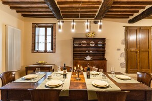 Appartement, patio, dans les dépendances (I Cipressi ) | Salle à manger