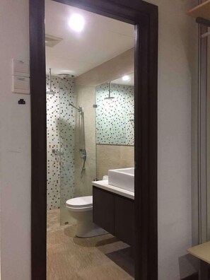 Studio Apartment | Bathroom | Shower, free toiletries, hair dryer, slippers - EBS Guest House (Kuala Lumpur)