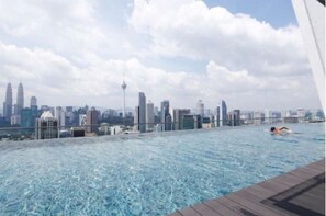 2 outdoor pools - EBS Guest House (Kuala Lumpur)
