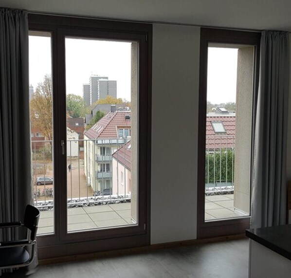 Desk, laptop workspace, iron/ironing board, free WiFi - campus apartments (Goettingen)