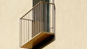 Un immeuble à plusieurs étages doté de balcons.