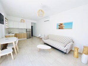 Leilighet – deluxe, hageutsikt | Eget kjøkken | Kjøleskap, kokeplater, kaffetrakter/tekoker og vannkoker