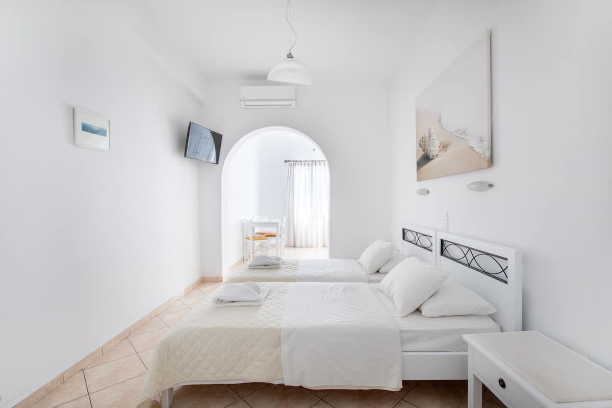Camera Basic con letto matrimoniale o 2 letti singoli, vista mare | Una cassaforte in camera, insonorizzazione, ferro/asse da stiro