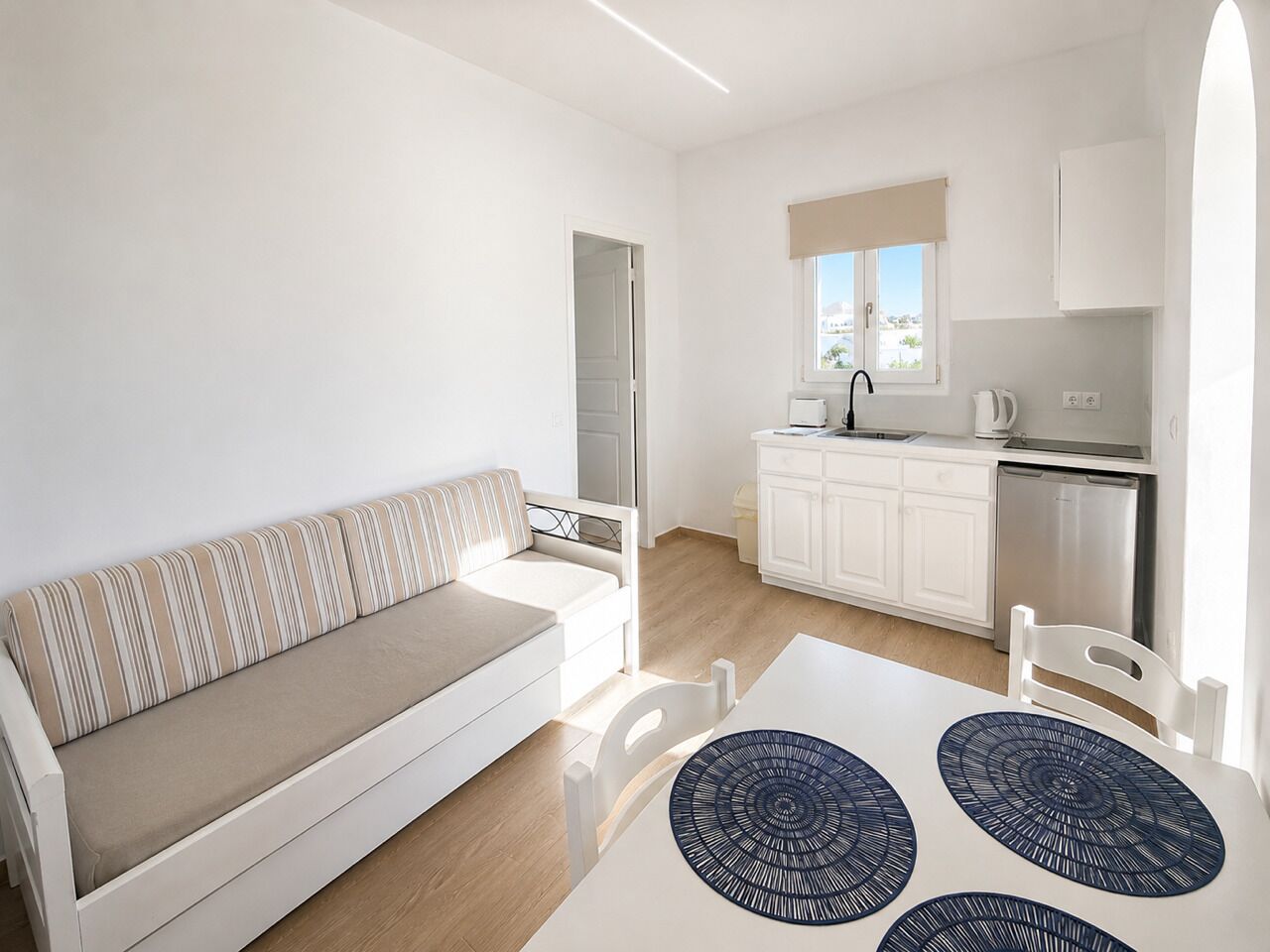 Habitación triple básica, 1 habitación | Cocina privada | Cafetera o tetera, frigorífico, placa de cocina y hervidor eléctrico