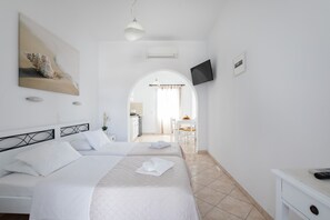 Basic Double or Twin Room, Garden View | In-room safe, soundproofing, iron/ironing board, free WiFi