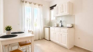 Refrigerador, placa de cocina, cafetera/tetera, tetera/pava eléctrica