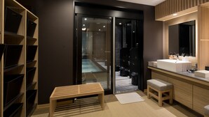 A modern bathroom with a large mirror, a sink, and a bench. - HOTEL Cargo Shinsaibashi (Osaka)