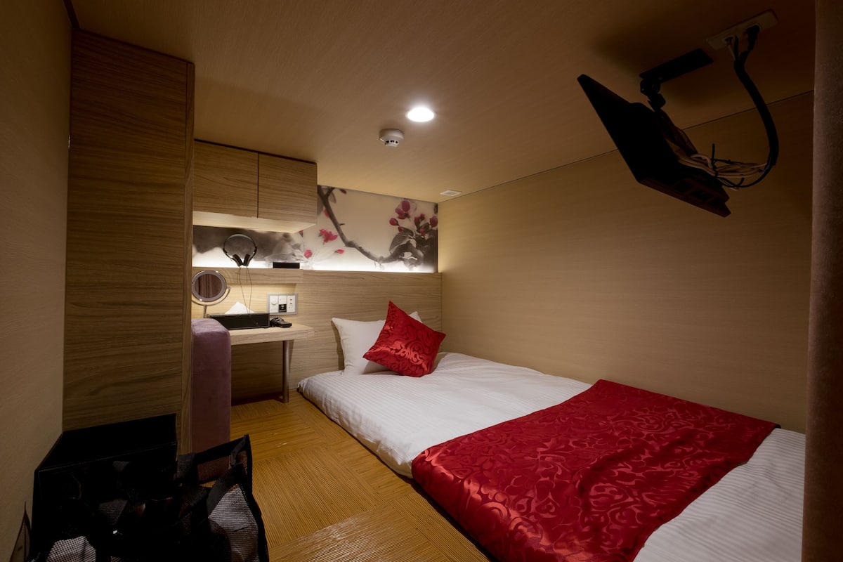 In-room safe, desk, WiFi (free), bed sheets