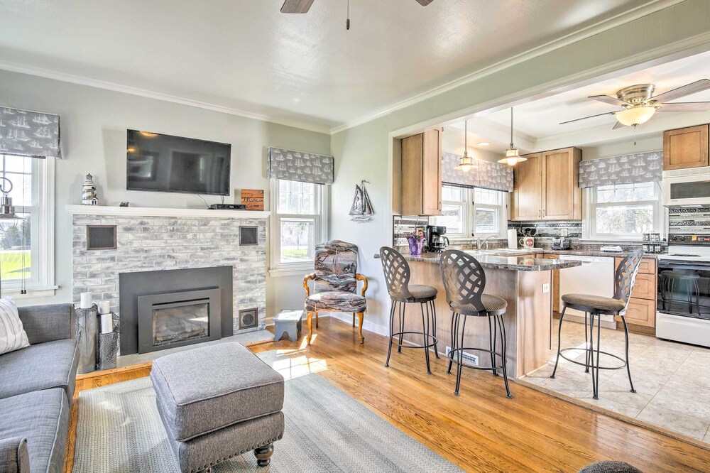 Modern Sturgeon Bay Home by Potawatomi National Park!