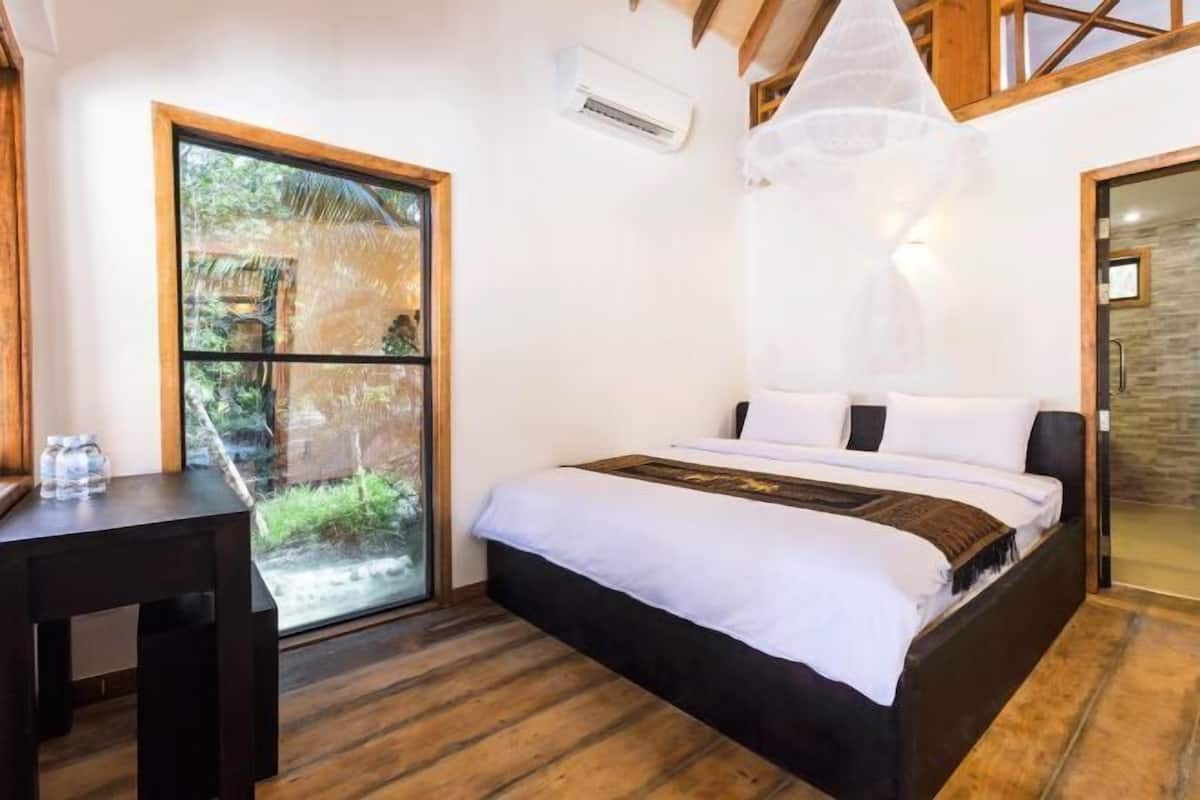In-room safe, desk, cribs (free), WiFi (free)