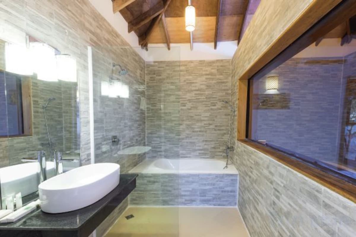 Bathroom | Combined shower/tub, deep soaking tub, rainfall showerhead