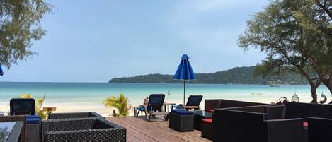 Déjeuner servi sur place, vue sur la mer