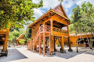 Tree Villa | In-room safe, desk, free cribs/infant beds, free WiFi