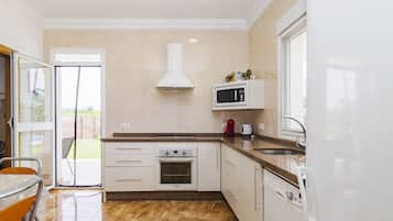 Een koelkast, een magnetron, een oven, een vaatwasser