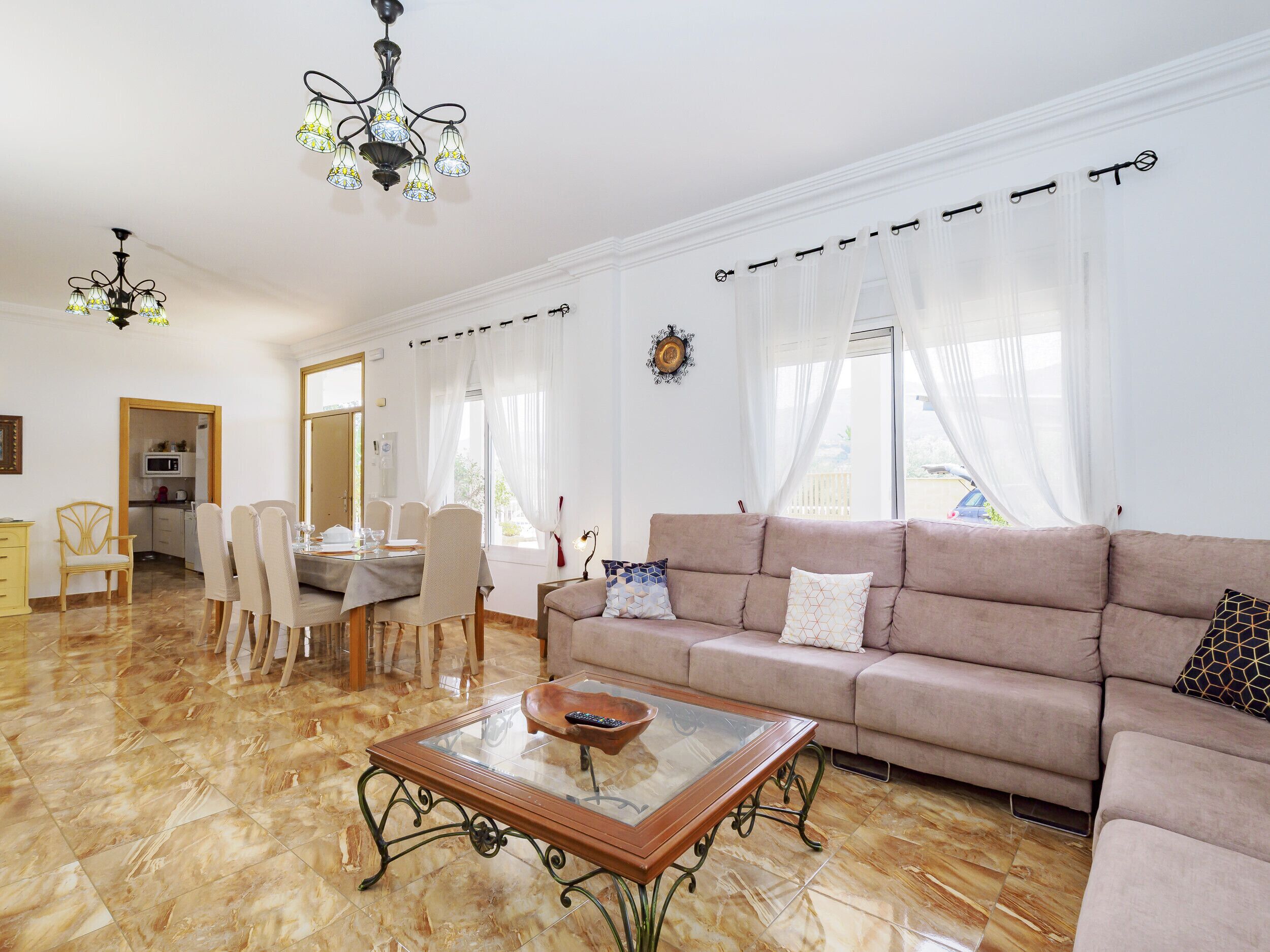 Una televisión, una chimenea