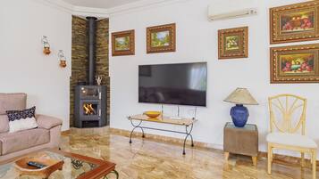 Een televisie en een open haard