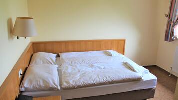 Escritorio, sistema de insonorización y tabla de planchar con plancha