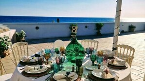 A round table set for a meal with a view of the sea. - Smy Civico Zero (Tarquinia)
